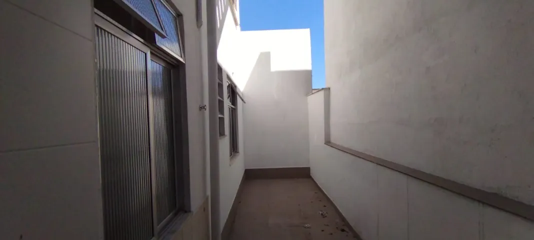 Unfurnished 3-bedroom apartment with balcony — photo 12