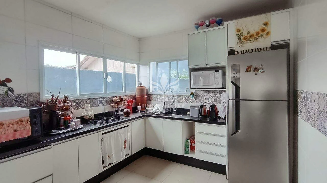 Glass-enclosed balcony in a 4-bedroom house, 400 m² — photo 11