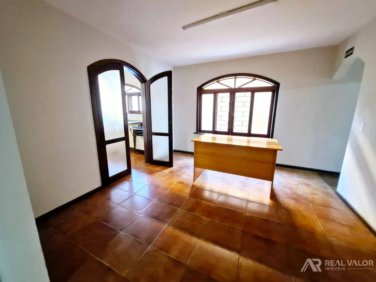 House with 5 bedrooms and 5 bathrooms, closed kitchen — photo 2