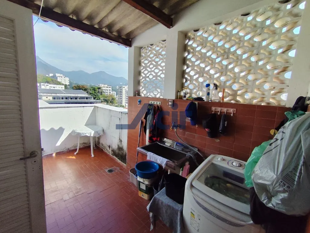 3-bedroom apartment with balcony and city view — photo 24