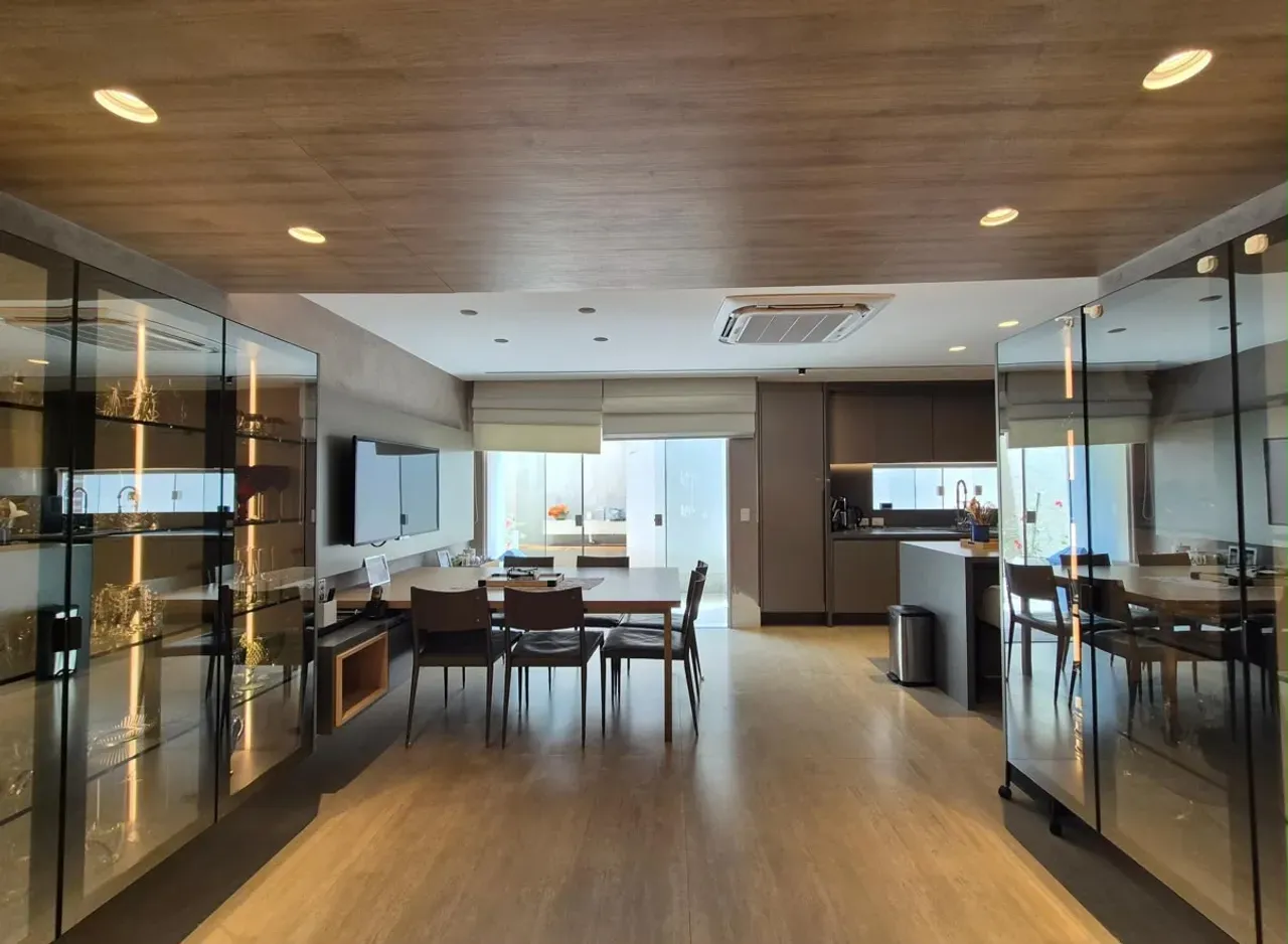 373 m² house with a home office and a grill on the balcony — photo 5