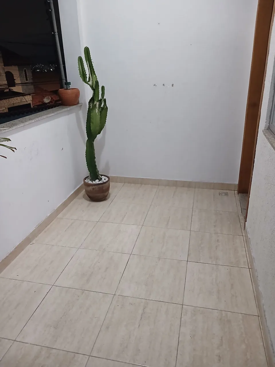 One-bedroom apartment with wood or laminate floors — photo 3