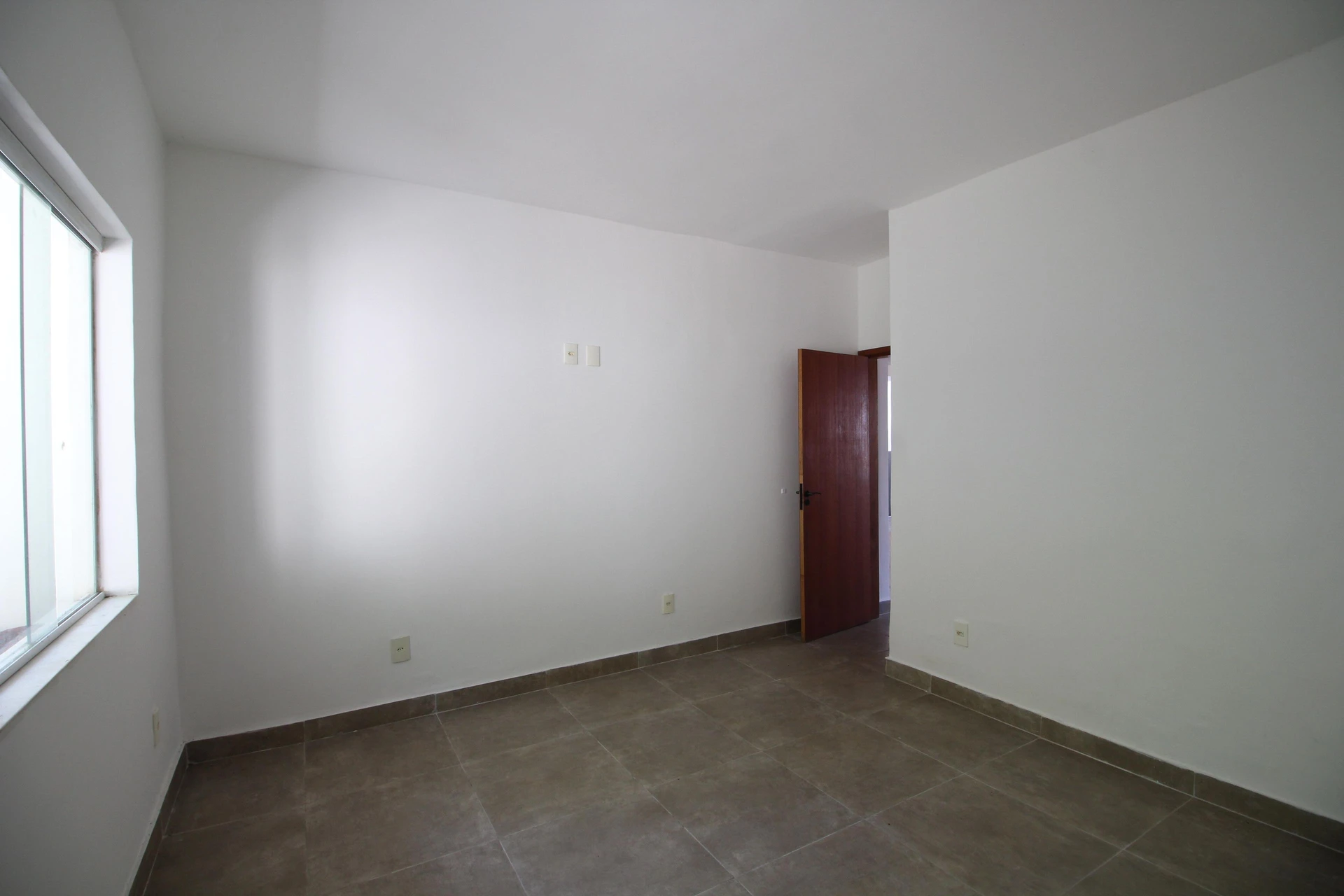 House with 4 bedrooms, 2 bathrooms and private garden — photo 8