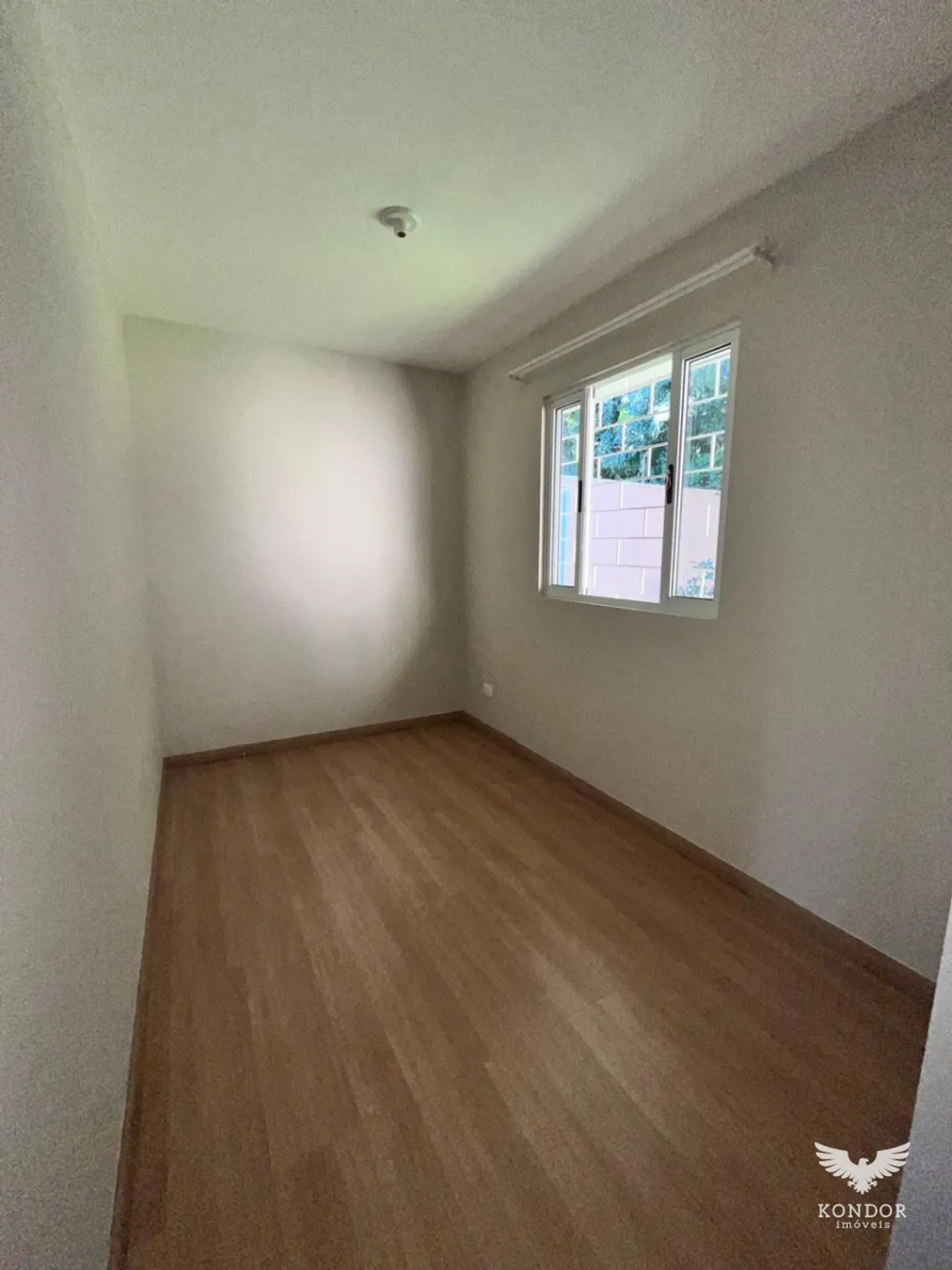 Wood or laminate floors in a 3-bedroom house, 90 m² — photo 9