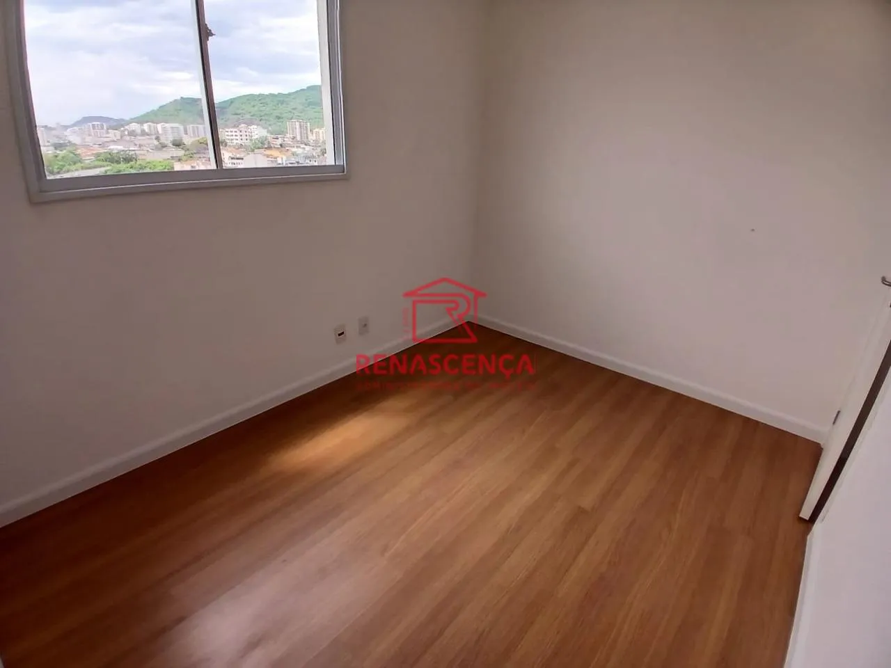 Apartamento de 2 quartos com piso de madeira ou laminado — photo 6