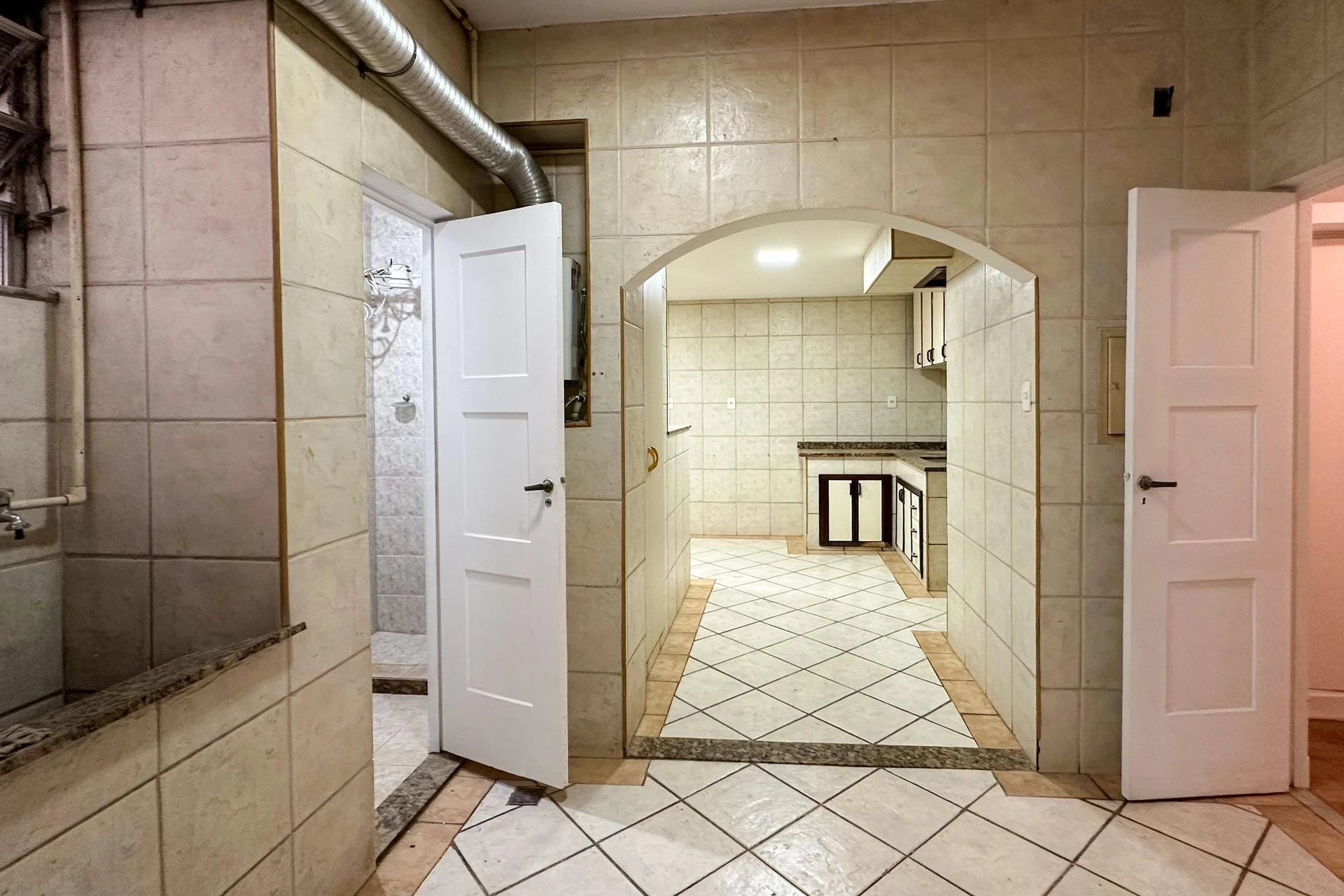 Unfurnished apartment with 3 bedrooms and 4 bathrooms — photo 37