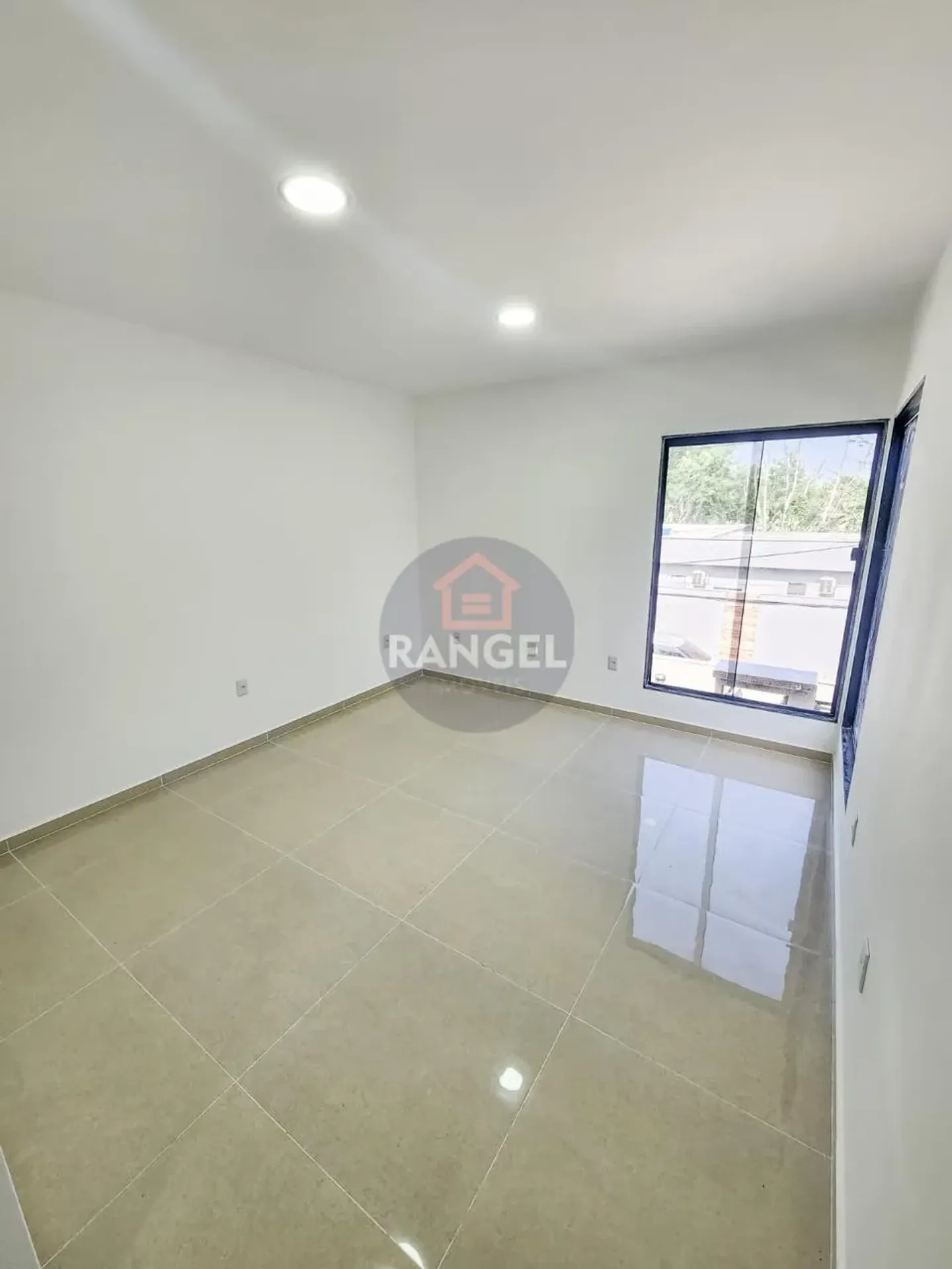 Balcony with a grill in a 3-bedroom house, 200 m² — photo 7
