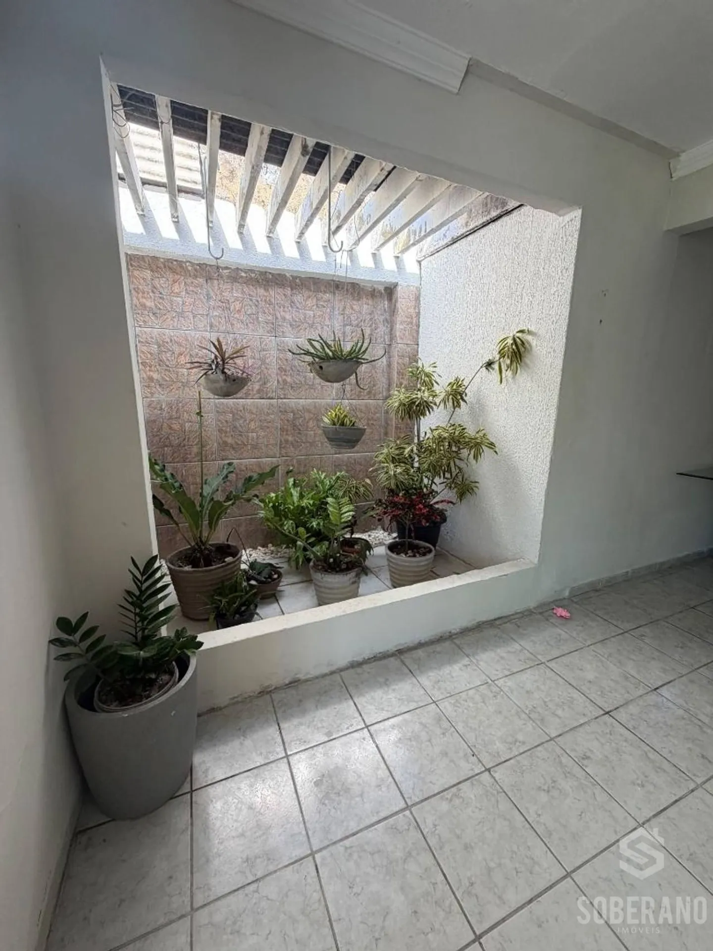 Balcony with a grill in a 6-bedroom house, 360 m² — photo 12