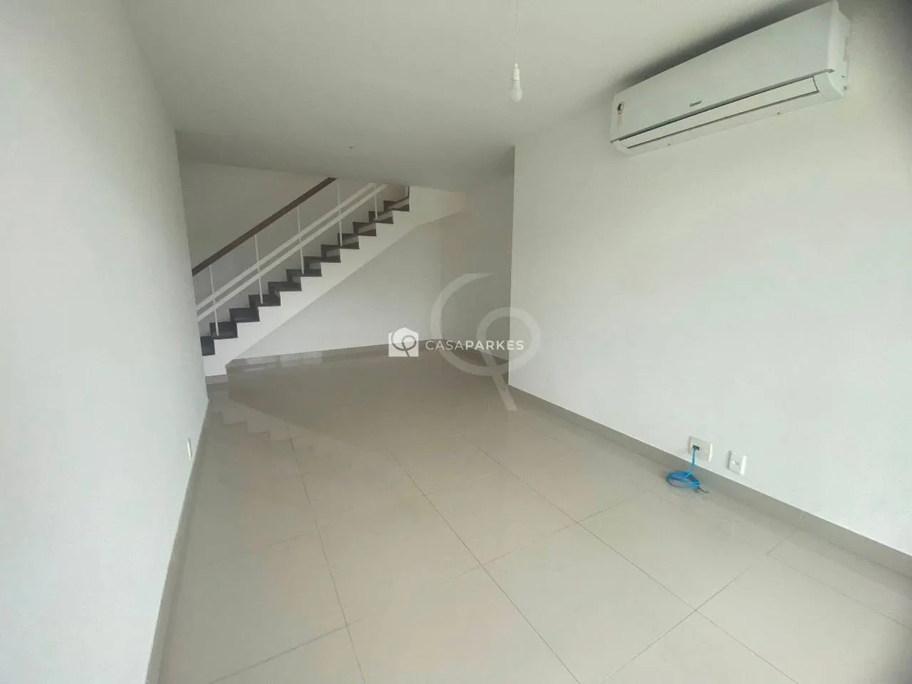 Apartment on the 9th floor with a glass-enclosed balcony — photo 14