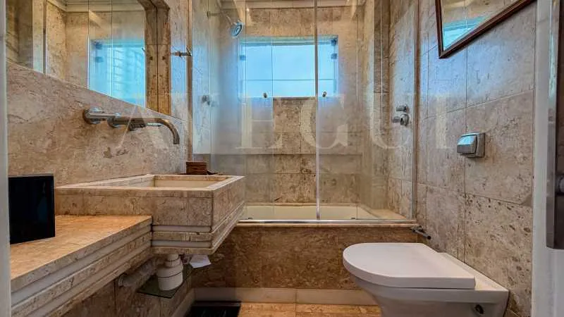 Bathtub in a 2-bedroom apartment, 69 m² — photo 21