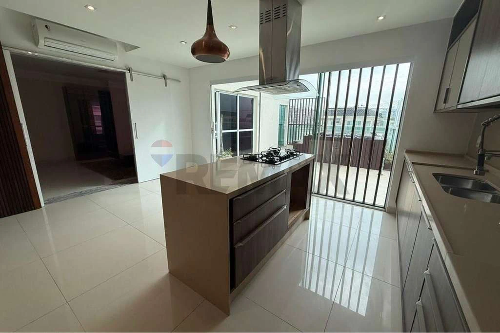 Furnished 246 m² apartment with 4 bedrooms and balcony — photo 2