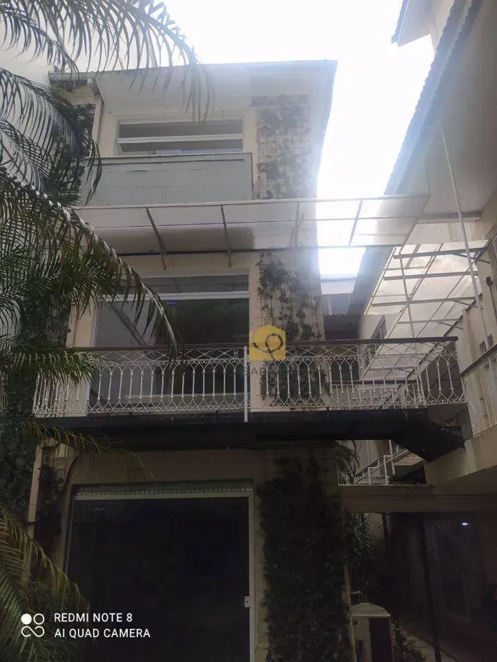 Casa com 2 dormitórios e piso de madeira na sala — photo 26