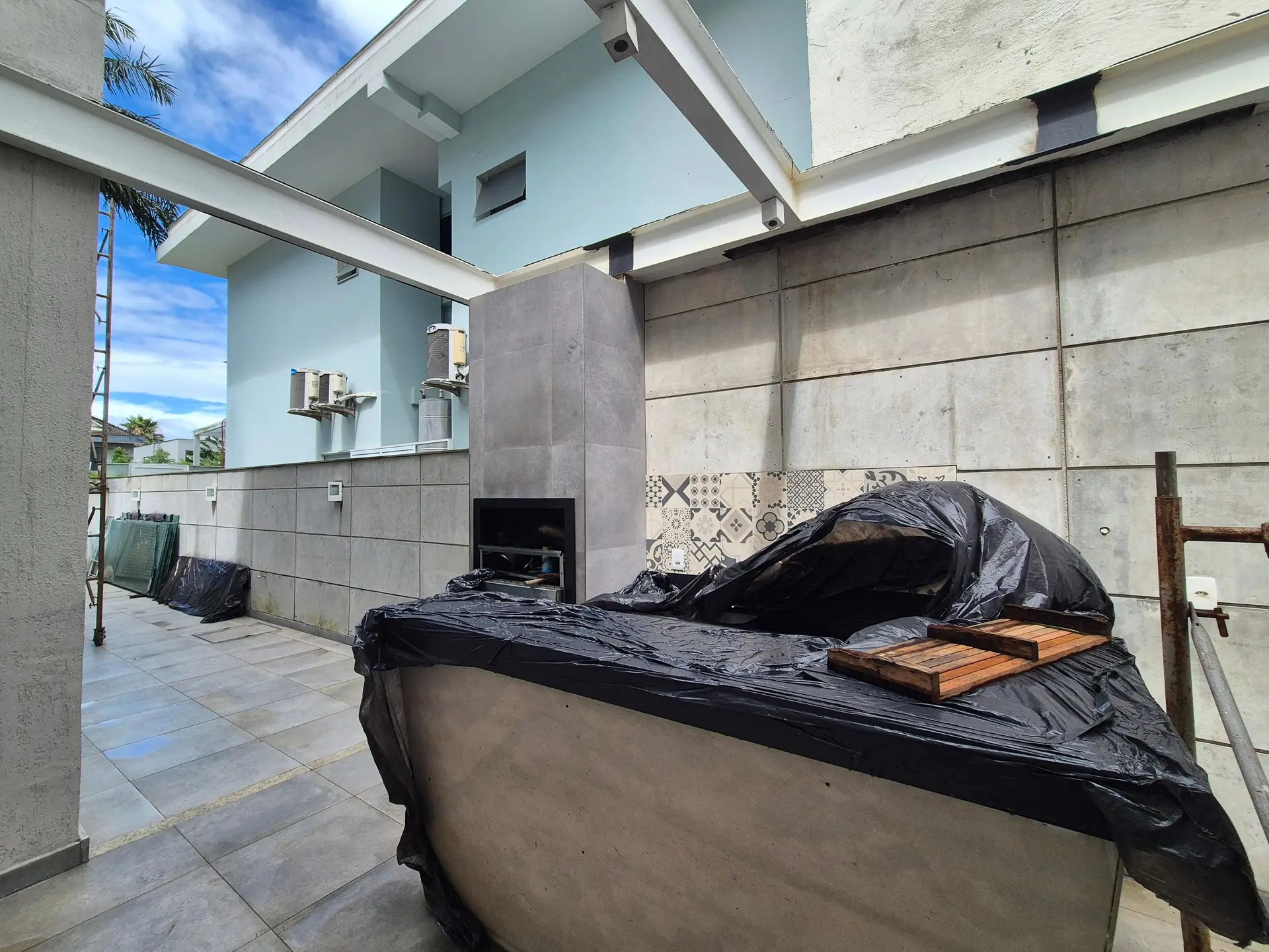 5-bedroom house with floor-to-ceiling windows — photo 52