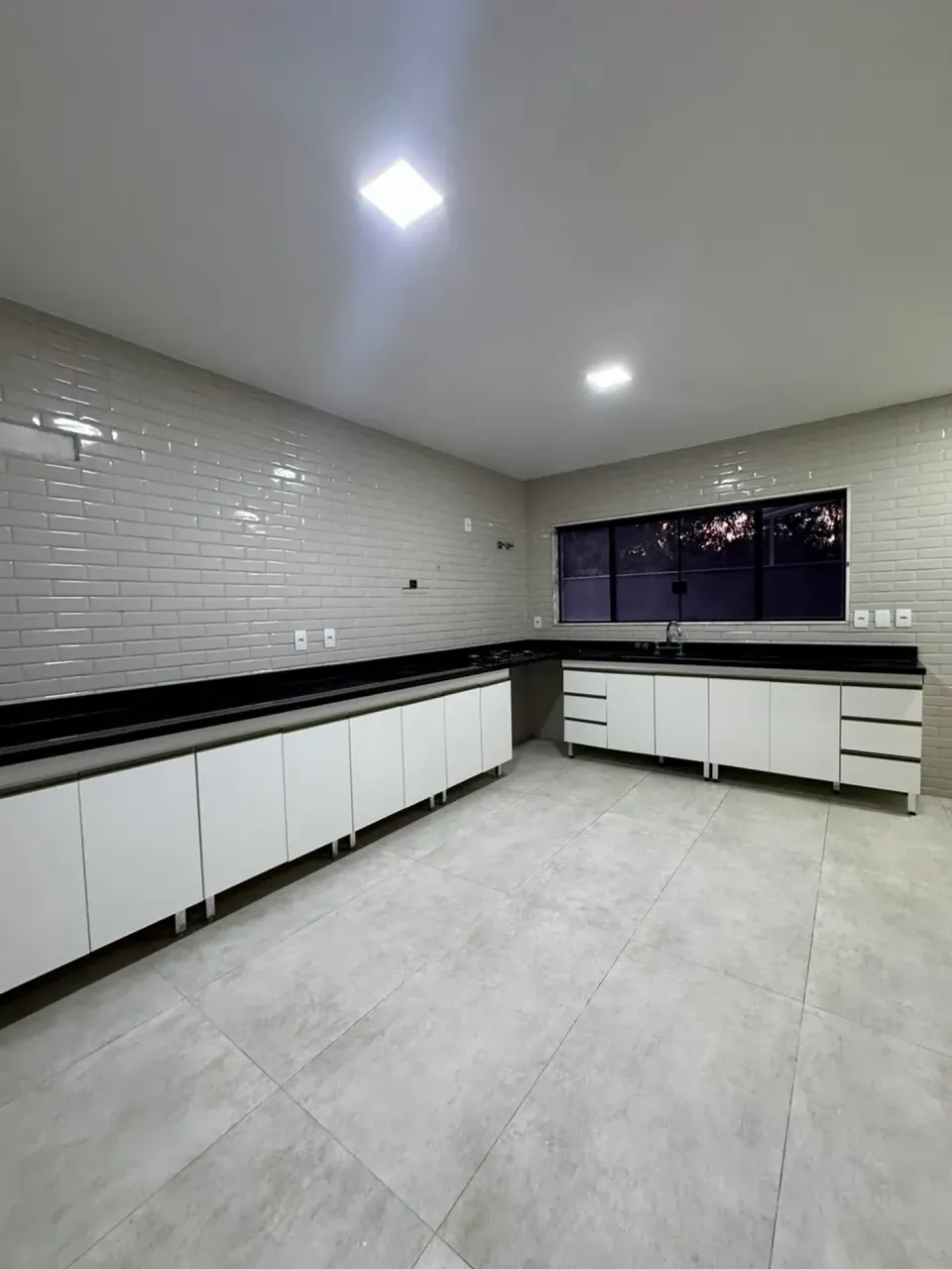 Casa sem mobília com 4 quartos, 5 banheiros e cozinha integrada — photo 16