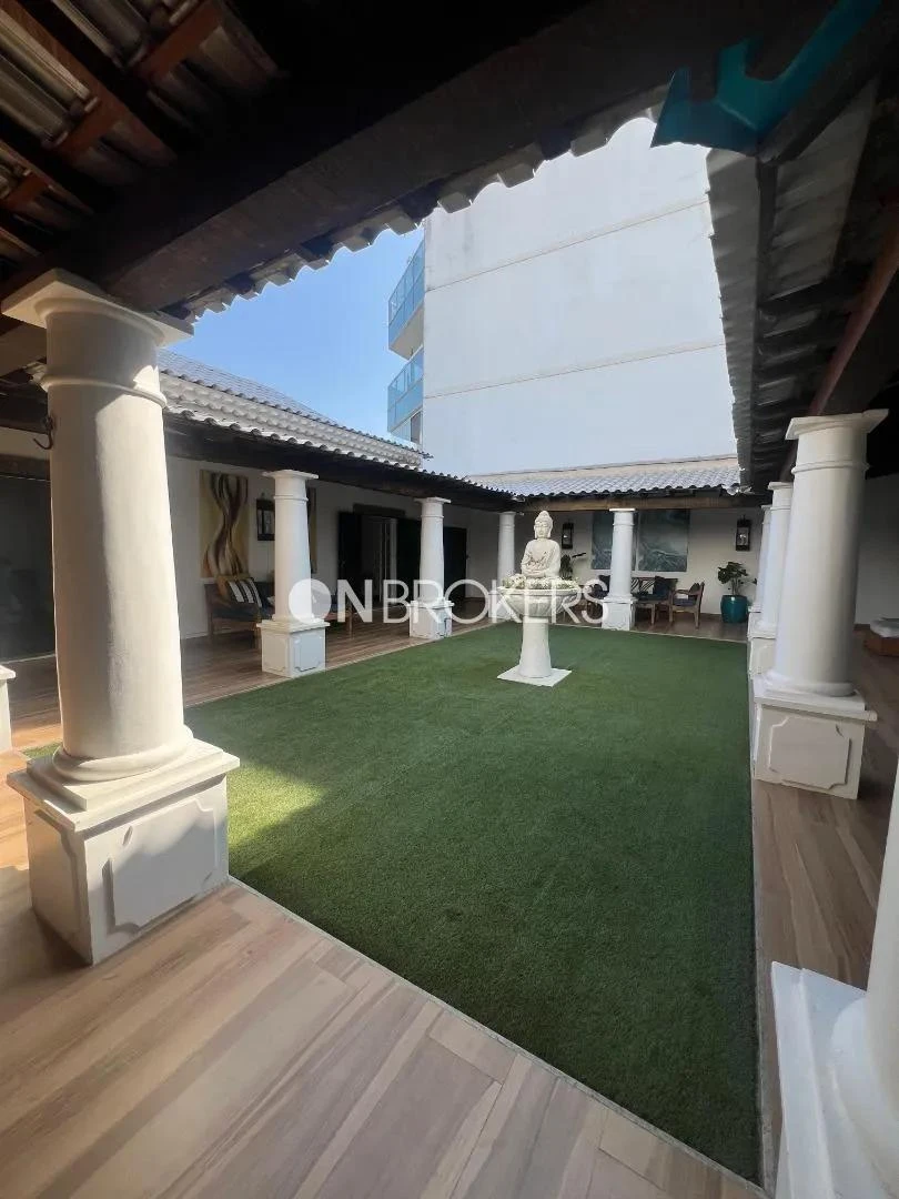 House, 800 m², with a grill on the balcony — photo 20