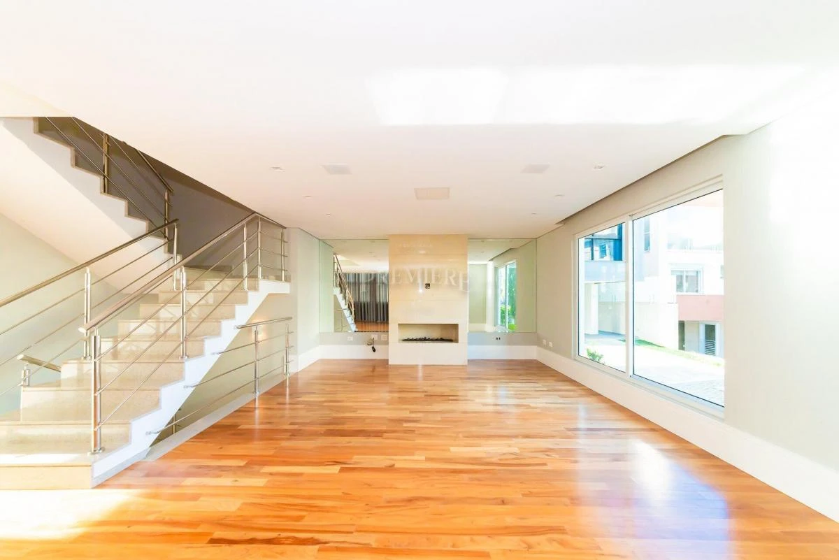 House, 492 m², with floor-to-ceiling windows
