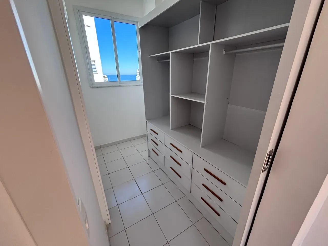 64 m² apartment with a walk-in closet and a washing machine — photo 9