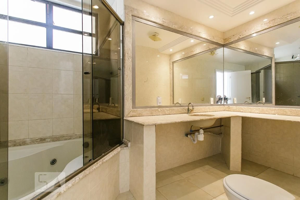4-bedroom house with a bathtub — photo 46