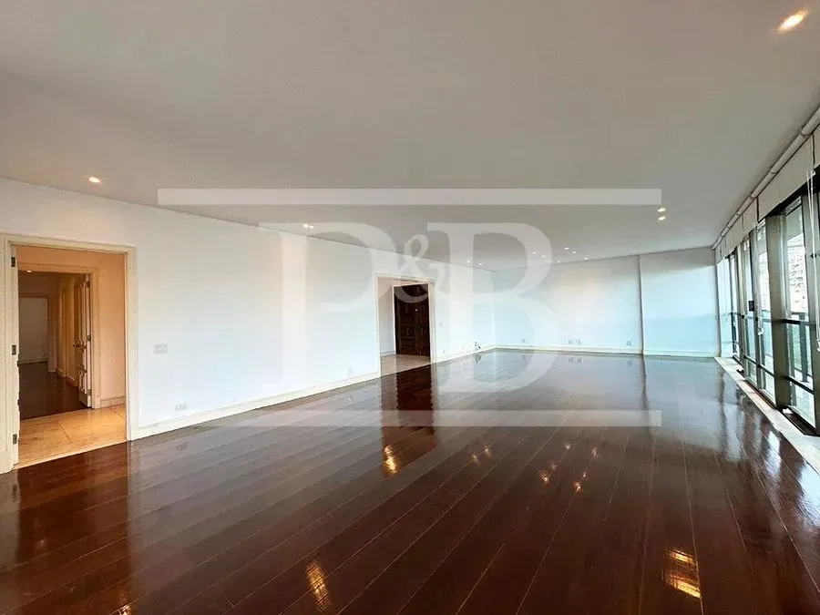 250 m² apartment with 4 bedrooms and a glassed-in balcony — photo 3