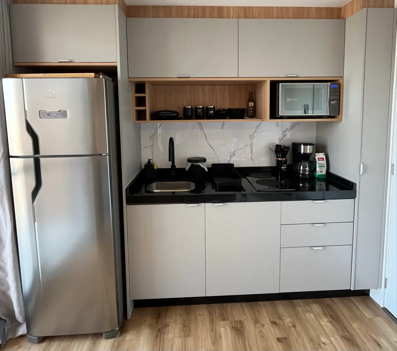 Furnished studio, 24 m², with wood or laminate floors — photo 4