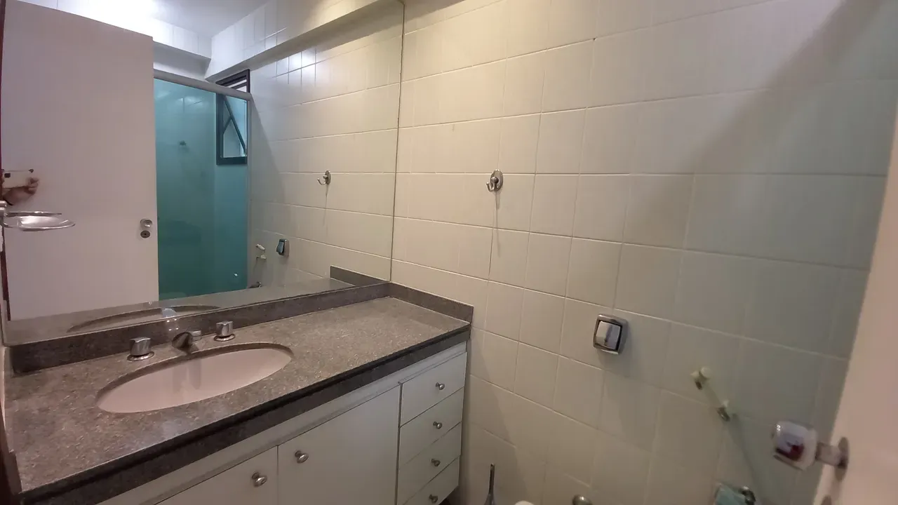 2-bedroom apartment with a bathtub — photo 8