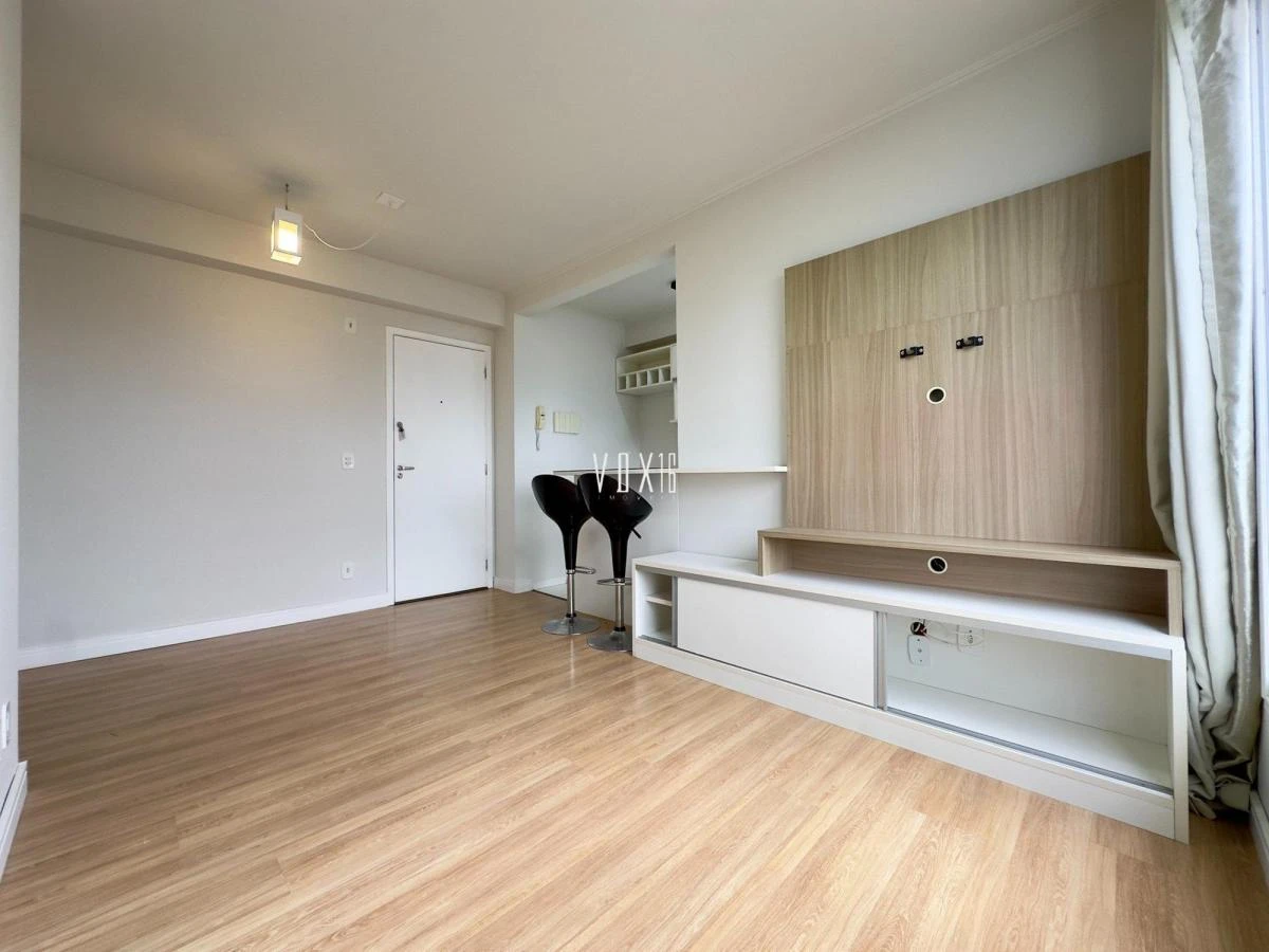 Apartamento de 2 quartos em condomínio com piscina