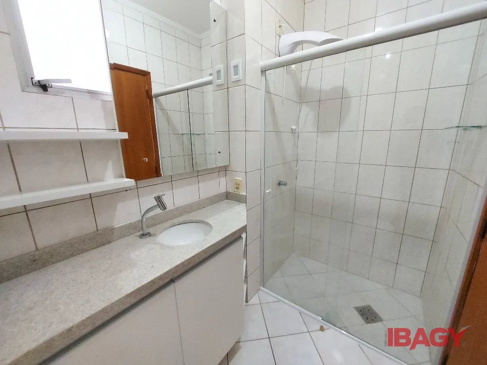 Квартира с 2 спальнями и кухней открытой планировки — photo 18