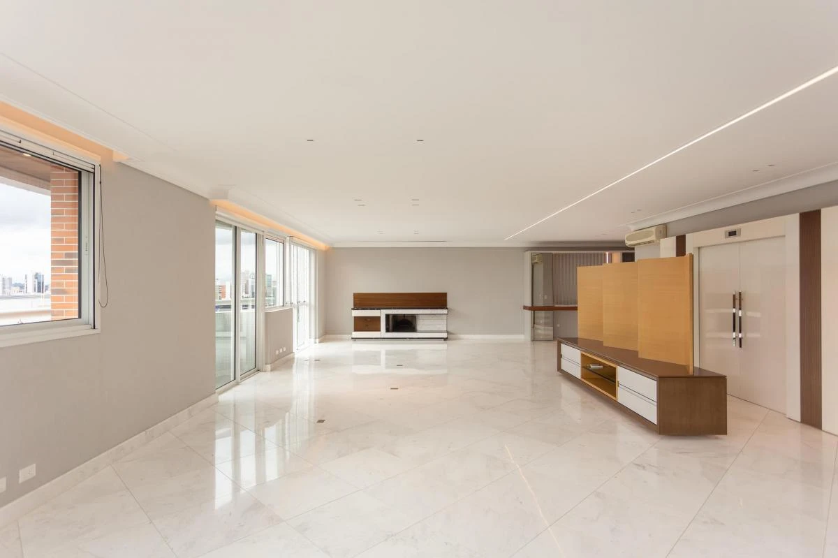 Glass-enclosed balcony in a 3-bedroom apartment, 297 m² — photo 4