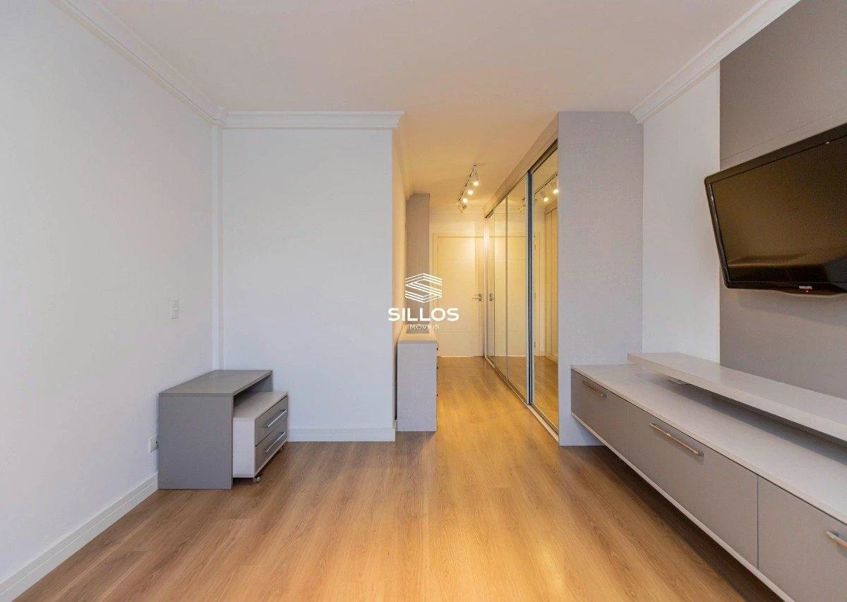 124 m² apartment with a bathtub and a walk-in closet — photo 27