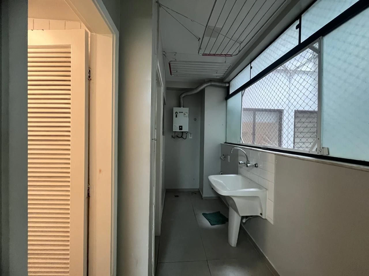 Glass-enclosed balcony in a 3-bedroom apartment, 160 m² — photo 24
