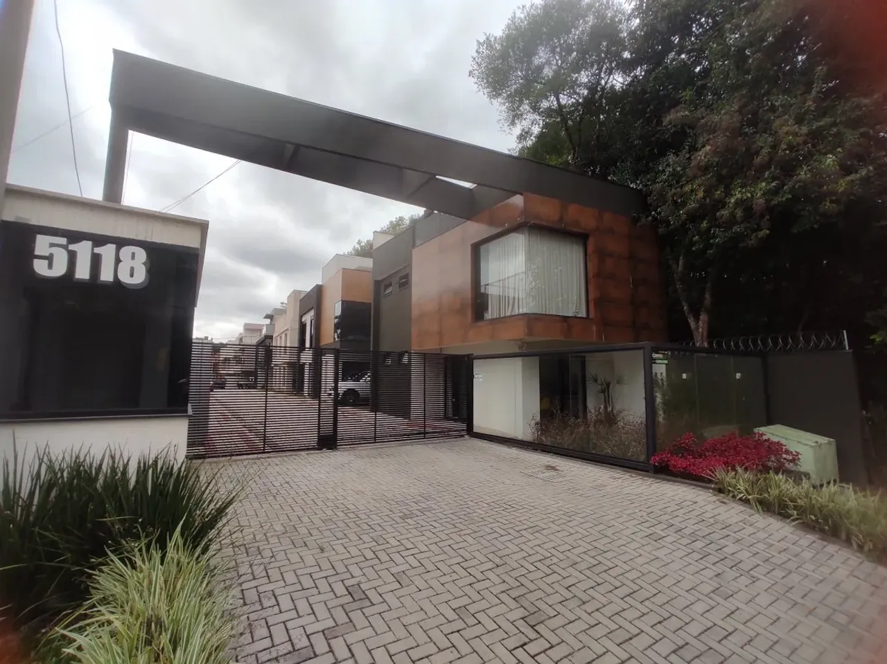 Casa com 3 quartos e 4 banheiros para locação, precisa de reforma — photo 11