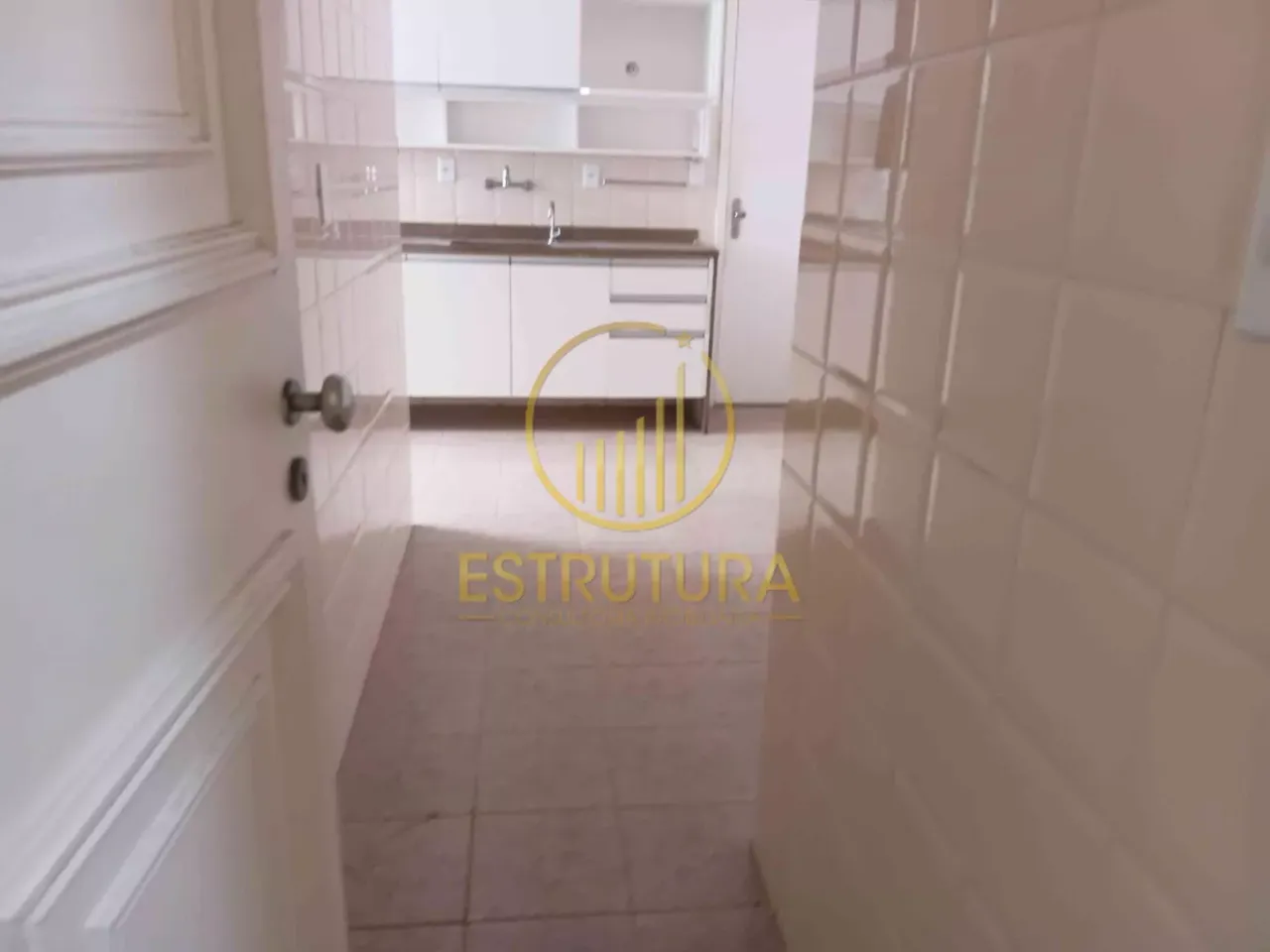 4-bedroom apartment with 3 bathrooms and a balcony — photo 17