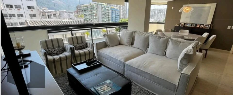 4-bedroom apartment in a building with a pool — photo 6