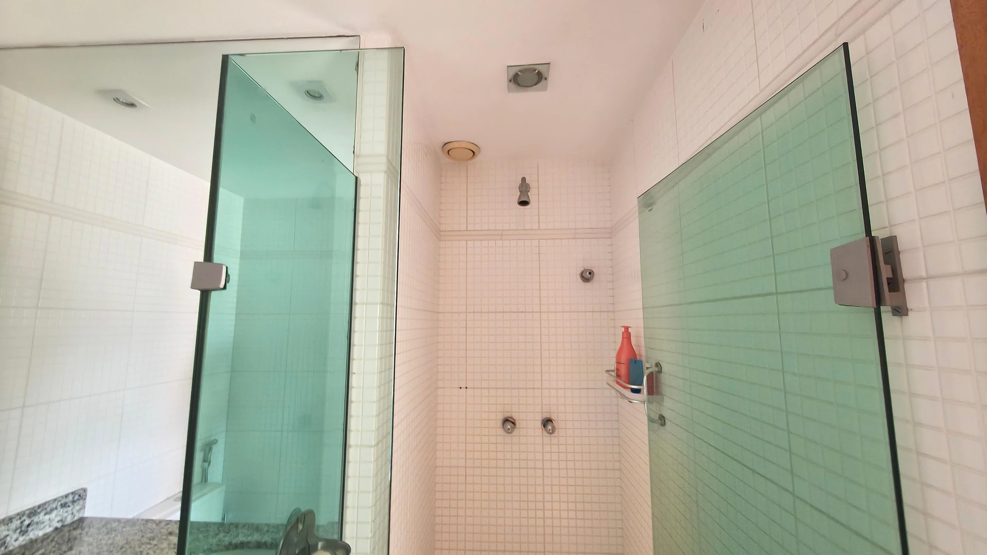 Apartamento com 3 suítes e fogão a gás na cozinha — photo 43