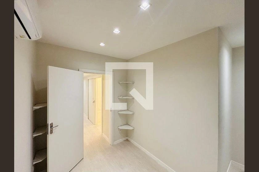 Walk-in closet in a 3-bedroom apartment, 120 m² — photo 24