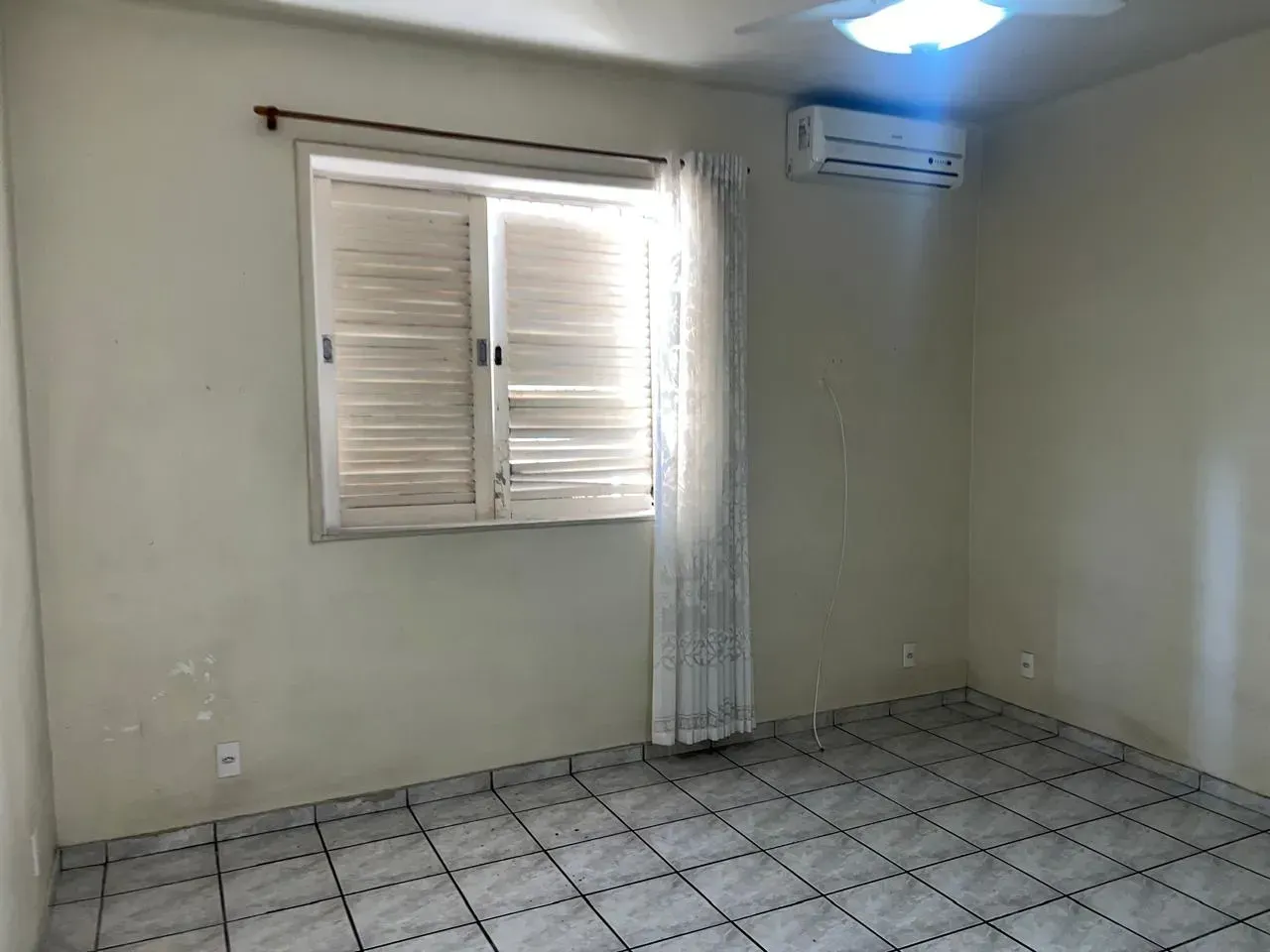 Casa com 4 quartos e cozinha fechada com armários — photo 14