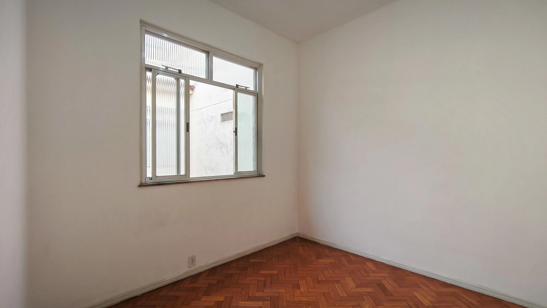 Деревянный пол или ламинат и 1 спальня: квартира 40 м² — photo 7