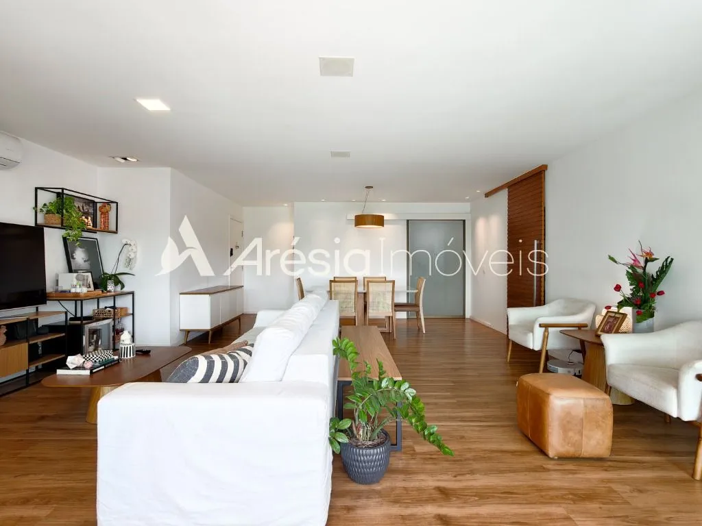 Balcony with a grill in a 4-bedroom apartment, 178 m² — photo 23