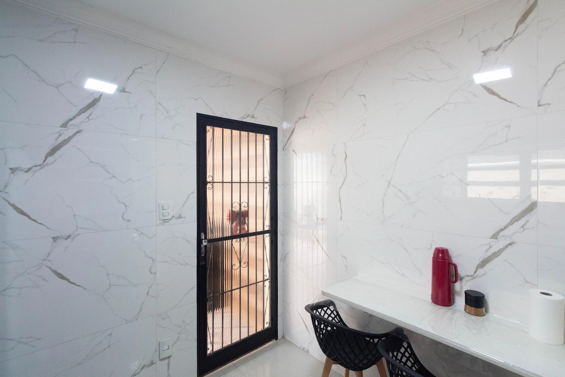 Balcony with a grill in a 2-bedroom house, 80 m² — photo 14
