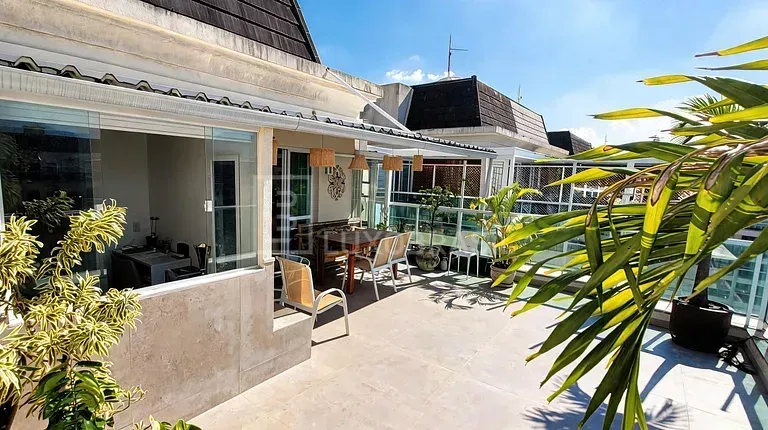 Furnished apartment with 3 bedrooms and 200 m² — photo 12