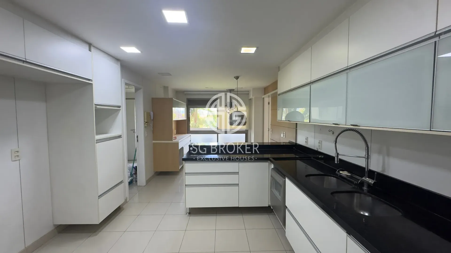 Apartamento com cozinha integrada e 4 dormitórios — photo 15