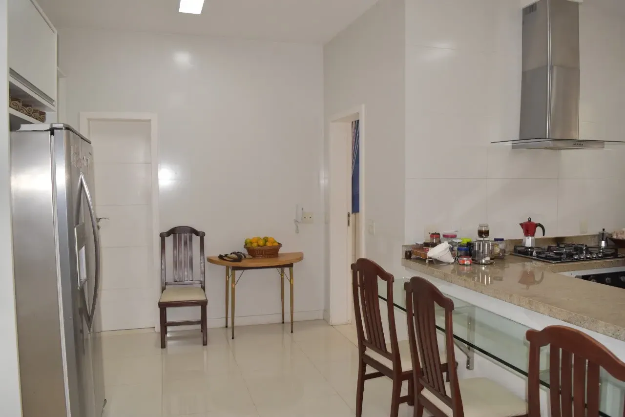 600 m² house with a private pool and a bathtub — photo 19