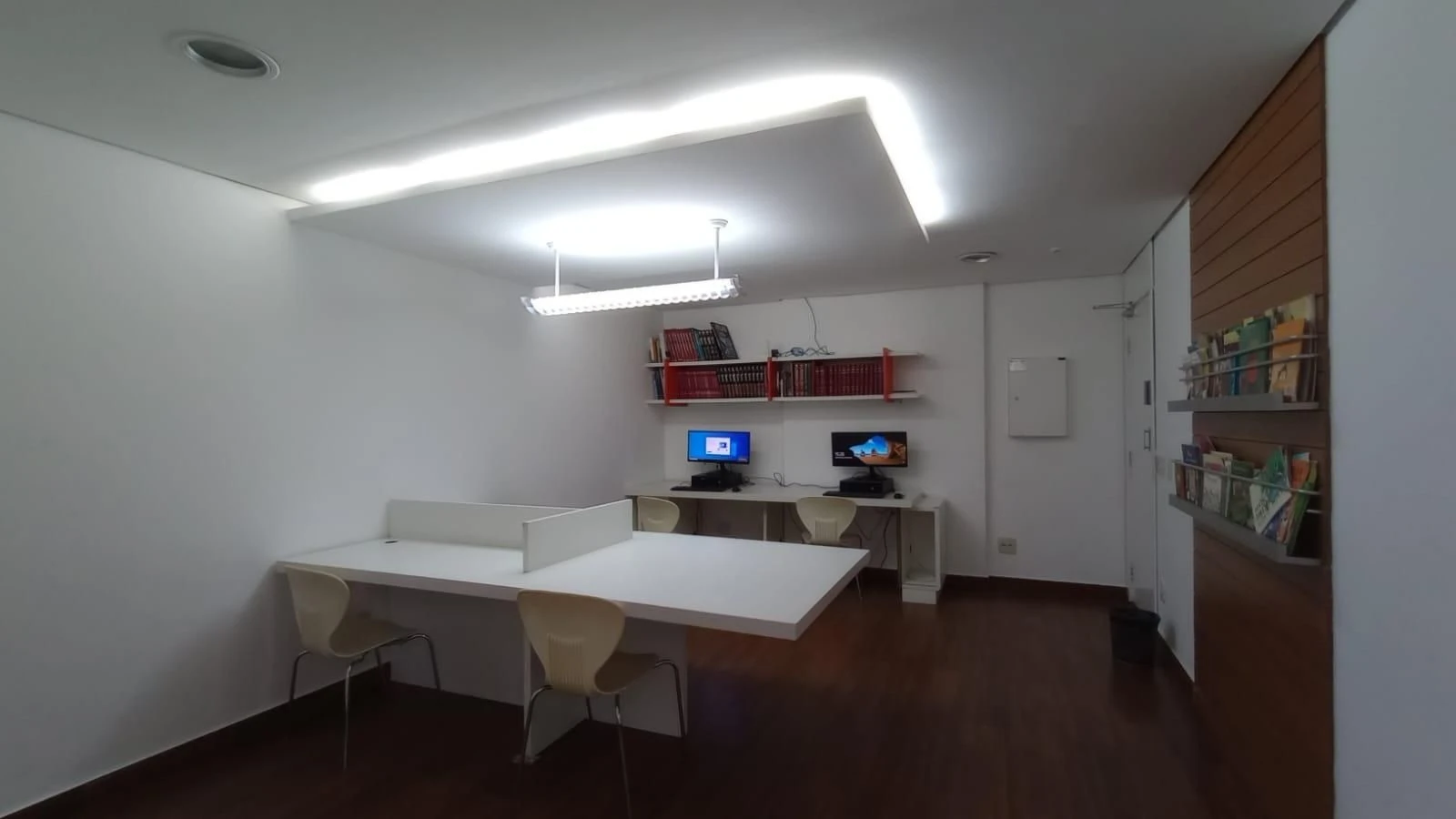 Balcony with a grill in a 3-bedroom apartment, 74 m² — photo 43