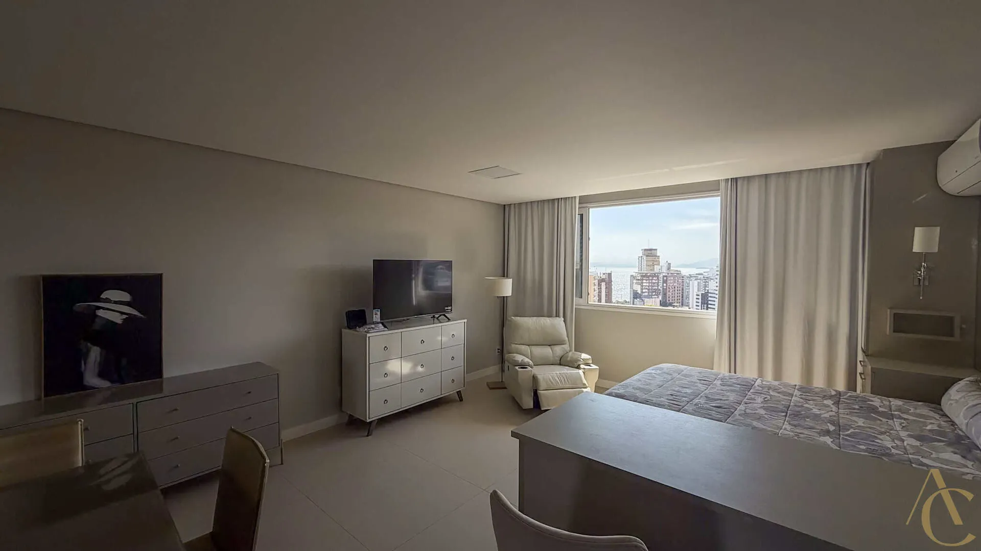 Furnished studio with glassed-in balcony and storage — photo 5