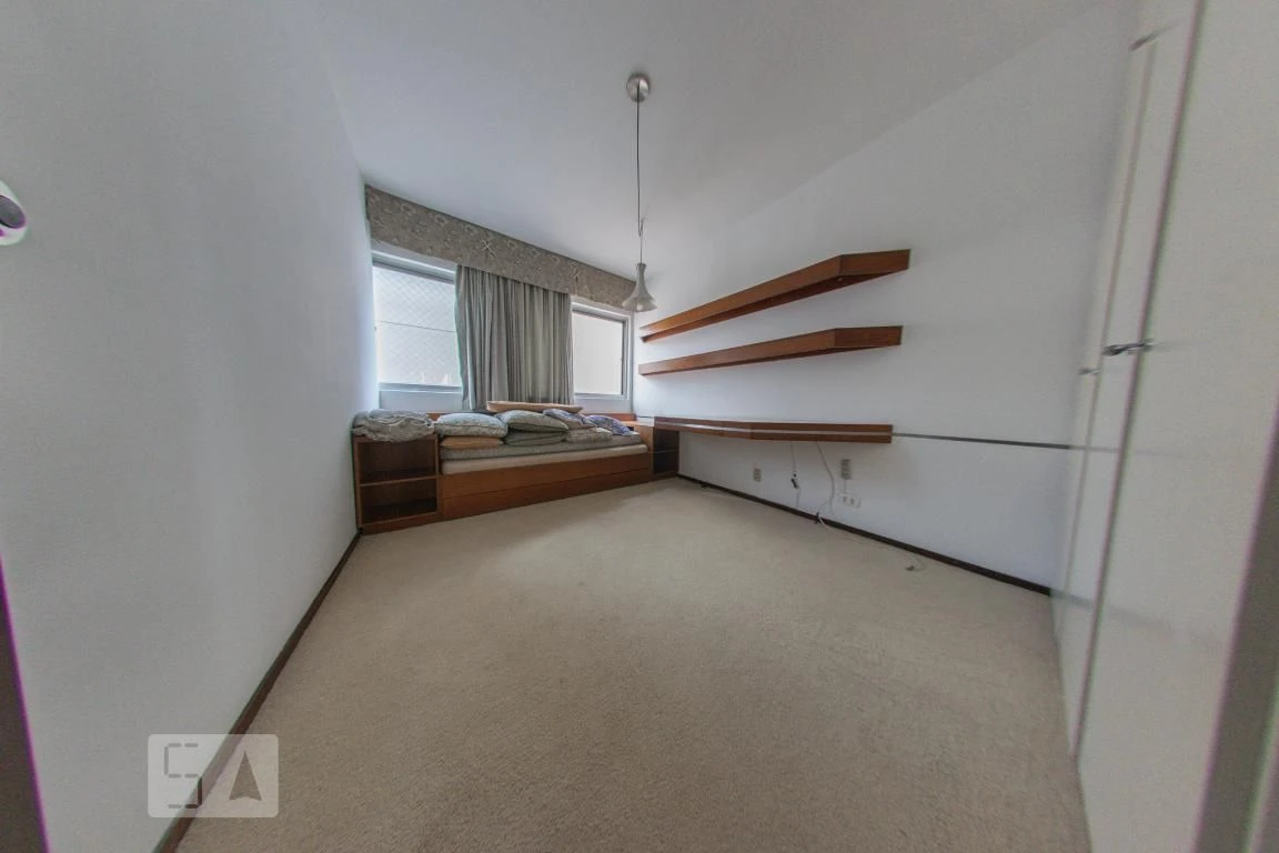 4-bedroom apartment with a walk-in closet — photo 17