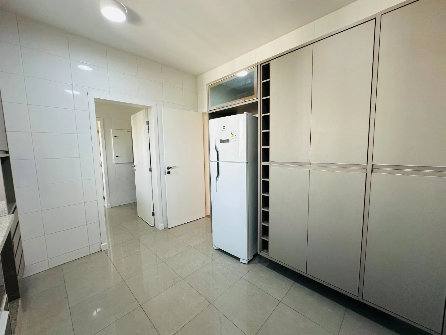 4-bedroom apartment in a building with a gym — photo 26