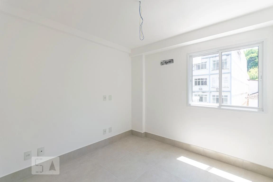 Balcony with a grill in a 2-bedroom apartment, 60 m² — photo 3