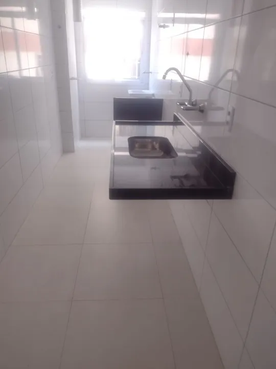 Unfurnished 2-bedroom apartment with compact kitchenette — photo 2