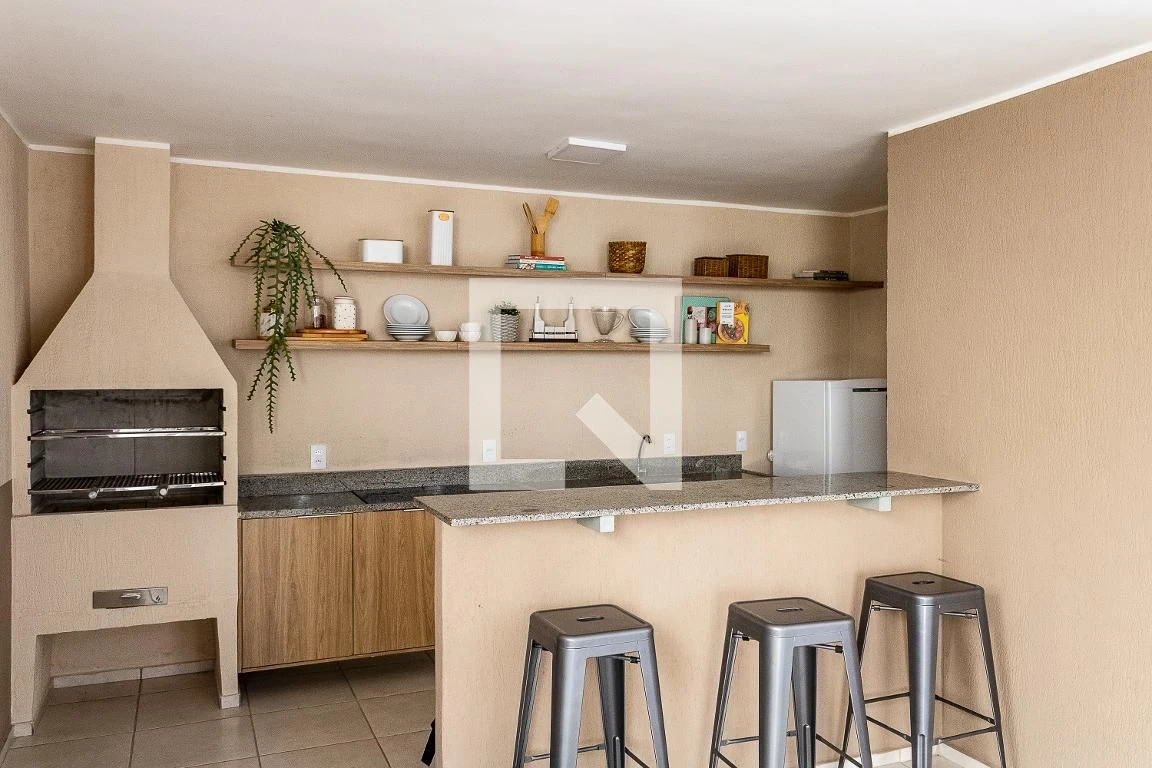 Apartamento com 2 quartos, vaga e piscina do condomínio