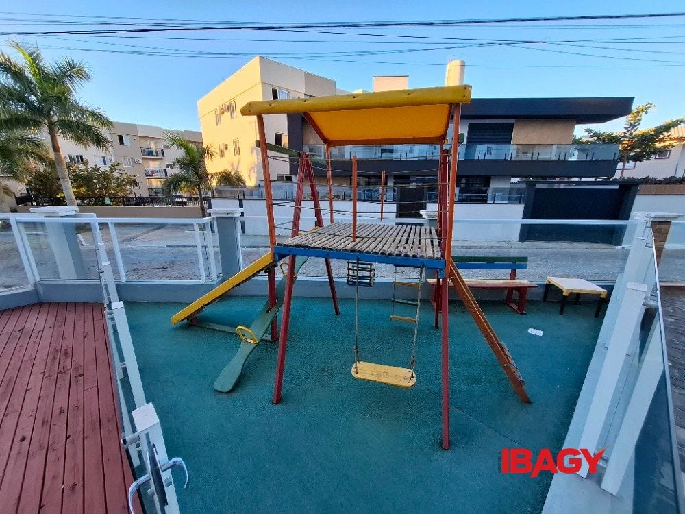 One-bedroom apartment in a building with a pool — photo 17